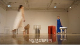 전시와 퍼포먼스 결합, 《오감각의 오브제Ⅰ: 앉고 서다》 展