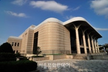 새단장 마친 춘천문화예술회관, 개관공연 개최…국립창극단 레퍼토리부터 뮤지컬 시카고까지