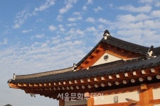 [테마기획]밖은 한옥, 안은 아파트... 신한가, 한옥에 예술을 입히다