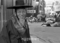[정영신의 장터이야기 42] 타임머신을 타고 온 할배들의 장나들이