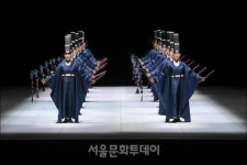 [현장리뷰]면(面)을 만드는 선(線)의 움직임…서울시무용단 ＜일무＞