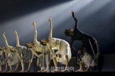 [현장리뷰]핀란드 안무가가 그린 정중동의 몸짓…국립무용단 ＜회오리＞