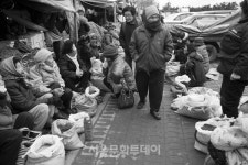 [정영신의 장터이야기 72] 한(恨) 많은 세월을 살아낸 장터엄마들