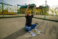 [한국의 행위미술가들①-조은성] 따뜻한 감성의 교감이 온통 너울거리는 세상 꿈꾸기