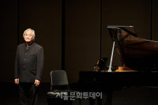 [공연리뷰] 관록의 피아니스트 백건우가 전하는 순백의 모차르트