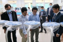 비겐의료기유성센터 | 두산비나, 꽝응아이성 병원에 의료기기 지원