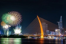 호치민시 바선교, 경관조명 설치…지역대표 야간명소 재탄생