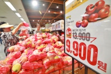 추석 앞두고 과일·한우값 내렸다…배추·수산물은 올라