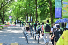 농협유통 임직원, 새빛맹인선교회와 산책 활동