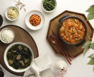 한화 더테이스터블, 집밥 인기메뉴 ‘돼지고기 김치찌개·소고기 들기름 미역국’ 선봬