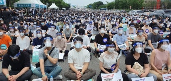 '의과대학 정원 확대' 반대, 여의도로 나온 젊은의사···1만명 모여