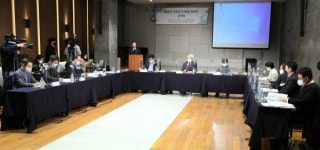 거리두기 4단계로 축소, 사적모임 금지는 단계별 3~9인 이상 제한