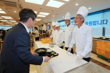 취임 100일 임종룡 우리금융 회장, 구내식당 배식자 변신…임직원과 격의 없는 소통