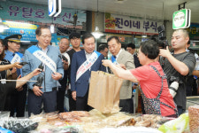 박홍률 목포시장-조승환 해수부 장관, 청호시장 수산물 안전 점검 실시