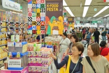 中무비자 입국 첫날, 롯데마트 매장 인산인해