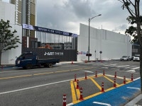 횡단보도에 공사현장 출입구 설치 점용허가···영광군, 안전불감증 도마 위