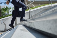 코로나19 재유행 여파...제약 영업도 부익부 빈익빈