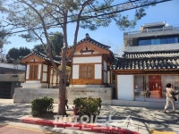 [르포] 양옥과 한옥을, 떡과 와플을 한 곳에서...오설록 티하우스 북촌점