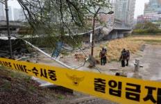 분당 정자교 인도 붕괴... 보행자 1명 사망·1명 중상
