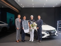 더클래스 효성, 홀인원 한진선 프로에 EQE 전달