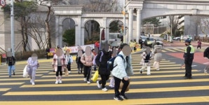 부산 남구 아이들 안전 위해 폭 35ｍ짜리 대형 횡단보도 설치