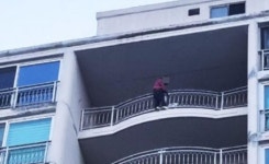 안양 동안구 아파트 15층 발코니에서 추락 위기 치매 여성 구조