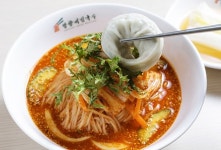 겨울에 즐기는 망향비빔국수… 백김치와 매콤함의 조화