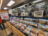 [르포] 식료품 비중만 95%…정용진의 본업 강조한 푸드마켓 고덕점 가보니