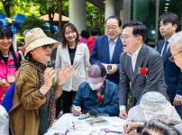 진교훈 강서구청장, 어버이날 행사 7곳 찾아 어르신께 공경의 마음 전해