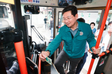 이상일 용인특례시장, 수지구청역 정류장 확장·마을버스 전기차 전환