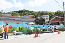 오스템임플란트, 상사마을 경로당서 벽화 봉사 진행