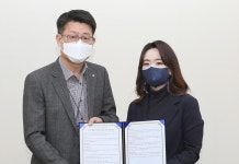 편의점 GS25에서 협동로봇이 치킨 조리한다