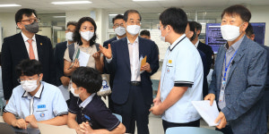 한덕수 총리, 고등학교 단계부터 소프트웨어 전문인력 키워야...대덕 소프트웨어마이스터고 찾아 현장간담회 열어