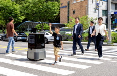 현대차·기아, AI 비전 탑재 자율주행 배송로봇, 교통신호 정보 연계해 횡단보도 횡단 성공