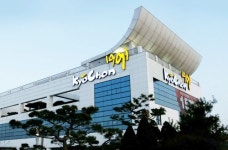 Kyochon employs robots to fry chickens in its restaurants