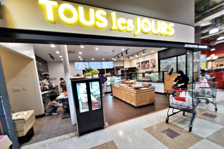 Bánh ngọt và cà phê tại Tous Les Jours hoặc Paris Baguette