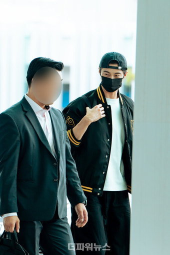변우석, 경호팀 형님과 다정하게