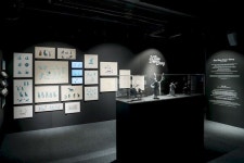 헬리shop 양산센터 | [포토] 헬리, 철학을 입다…'The Blue Deer Story' 전시 공개