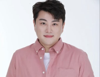 트로트 가수 김호중, 교통사고 후 미조치 혐의로 경찰에 조사받는 중