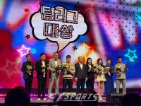 [FT포토] 프로당구 PBA 골든큐 어워즈 2025 팀리그 대상을 차지한 SK렌터카 다이렉트 선수들