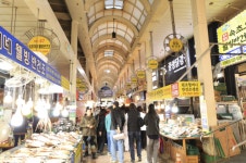 풍성한 먹거리 가득 속초중앙시장, 여행객이 꼭 찾는 명물시장으로 인기