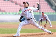 'WBC 후유증' 손주영, 옆구리 부상에 발목… LG 선발진 초비상
