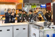 AI와 로봇이 이끄는 제조·물류 자율화 눈길