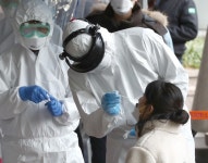 기업들 코로나19 검사에 분자진단법·항체검사법 함께 써야…의학계 반대