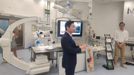 배 위에서 움직이는 로봇팔로 내시경 자유자재로 조종