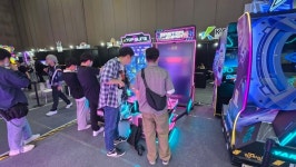 [플레이엑스포] 춤추고 쏘며 스트레스 해소, 오락실 감성 물씬 아케이드 공동관 인산인해