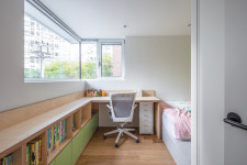 세 개의 층이 개방감 있게 연결된 공간, 신정동 HOUSE