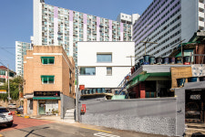 세 개의 층이 개방감 있게 연결된 공간, 신정동 HOUSE