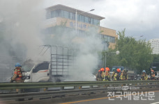 송파세무서 앞 트럭서 화재…차선 일부 통제한채 진압중