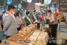 [전매포토]이수희, 길동 복조리시장 찾아 상인들 격려·위로
